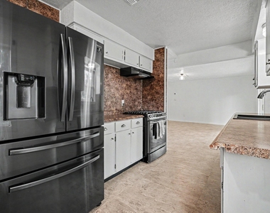 1105 E Brown Lane - Photo Thumbnail 9