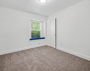 1105 E Brown Lane - Photo Thumbnail 7