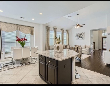 19251 N Cottonwood Green Lane - Photo Thumbnail 11