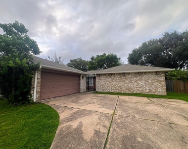 1202 Manorglen Drive - Photo Thumbnail 9