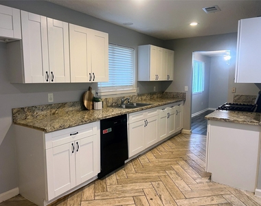 1202 Manorglen Drive - Photo Thumbnail 6