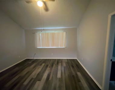 1202 Manorglen Drive - Photo Thumbnail 11