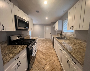 1202 Manorglen Drive - Photo Thumbnail 4
