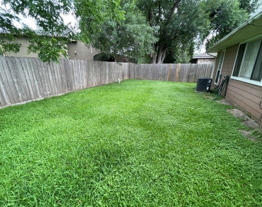 1202 Manorglen Drive - Photo Thumbnail 10