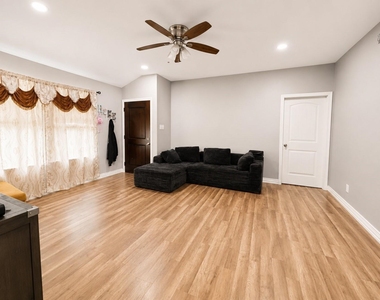 711 Woodbine Street - Photo Thumbnail 2
