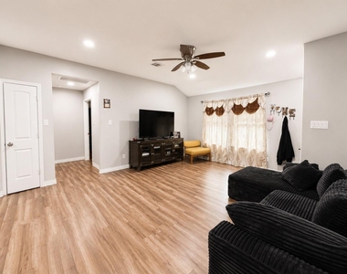 711 Woodbine Street - Photo Thumbnail 3