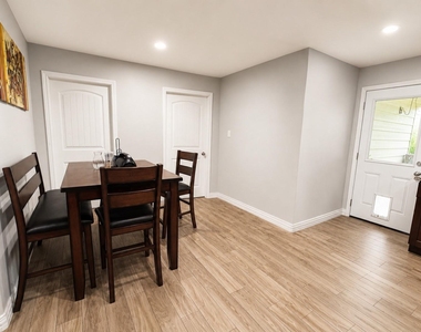 711 Woodbine Street - Photo Thumbnail 8