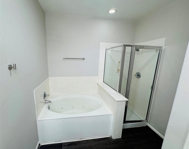 9530 Flying Eagle Court - Photo Thumbnail 14