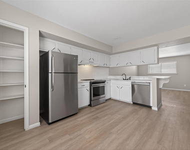 427 Hollyvale Drive - Photo Thumbnail 4