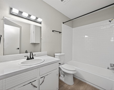 427 Hollyvale Drive - Photo Thumbnail 17