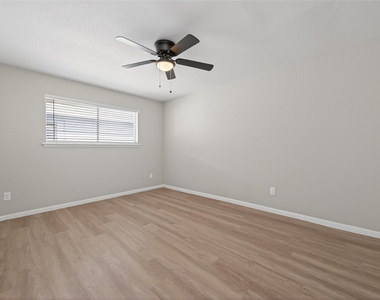 427 Hollyvale Drive - Photo Thumbnail 12