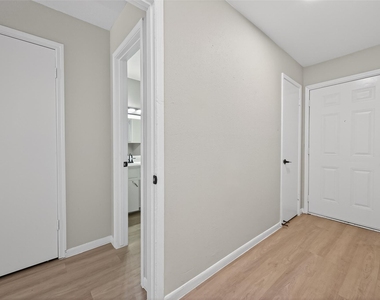 427 Hollyvale Drive - Photo Thumbnail 2