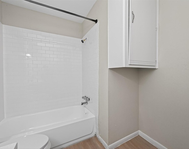 427 Hollyvale Drive - Photo Thumbnail 18