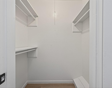 427 Hollyvale Drive - Photo Thumbnail 20