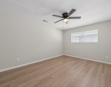 427 Hollyvale Drive - Photo Thumbnail 13