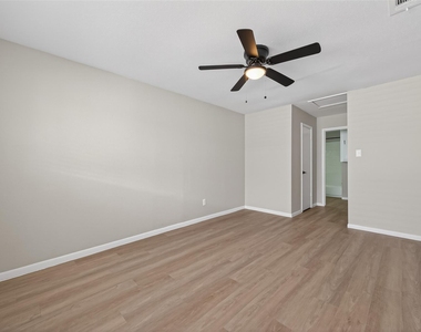 427 Hollyvale Drive - Photo Thumbnail 15
