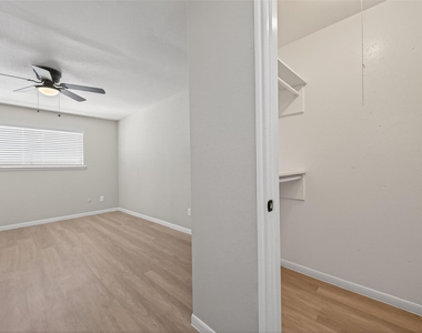 427 Hollyvale Drive - Photo Thumbnail 19