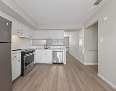 427 Hollyvale Drive - Photo Thumbnail 11