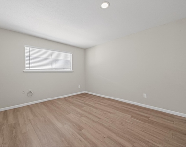 427 Hollyvale Drive - Photo Thumbnail 9