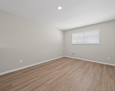 427 Hollyvale Drive - Photo Thumbnail 6