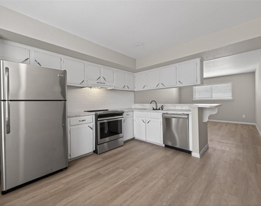 427 Hollyvale Drive - Photo Thumbnail 3