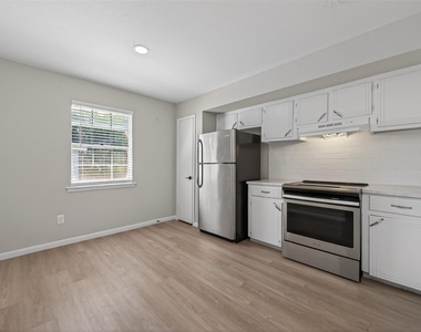 427 Hollyvale Drive - Photo Thumbnail 5