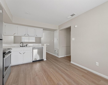 427 Hollyvale Drive - Photo Thumbnail 10