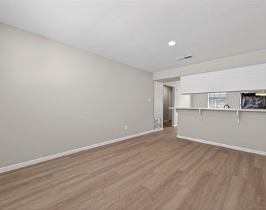 427 Hollyvale Drive - Photo Thumbnail 8