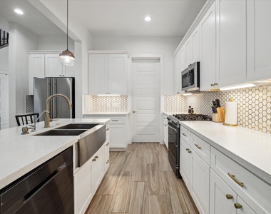 5021 Creekmont Drive - Photo Thumbnail 3
