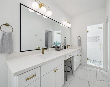 5021 Creekmont Drive - Photo Thumbnail 14