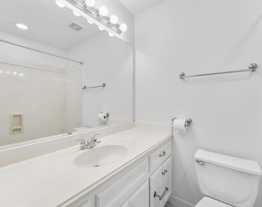 208 Hawthorne Street - Photo Thumbnail 4