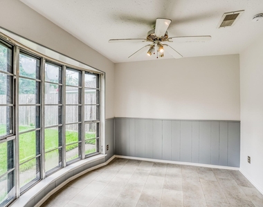 500 Stoneledge Drive - Photo Thumbnail 5