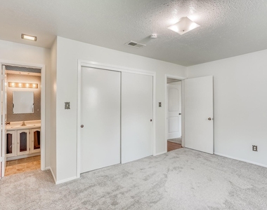 500 Stoneledge Drive - Photo Thumbnail 9