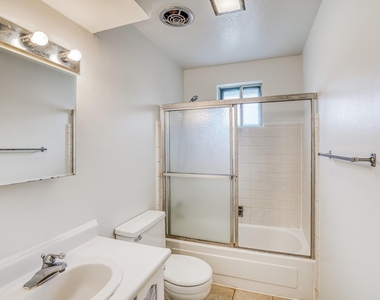 500 Stoneledge Drive - Photo Thumbnail 13