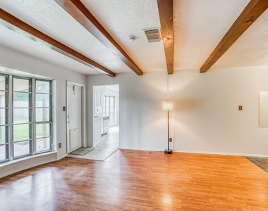 500 Stoneledge Drive - Photo Thumbnail 4