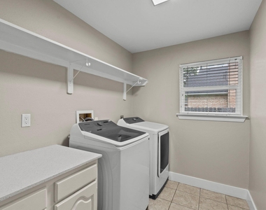 1107 Londonderry Avenue - Photo Thumbnail 8