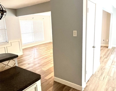 2719 Tinechester Drive - Photo Thumbnail 10