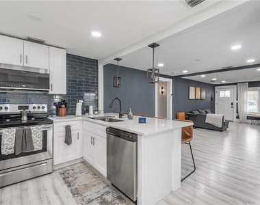 806 E Hamilton Avenue - Photo Thumbnail 9