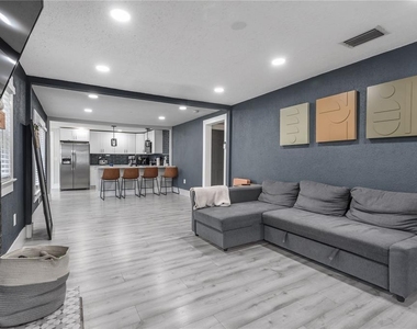 806 E Hamilton Avenue - Photo Thumbnail 6