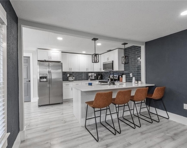 806 E Hamilton Avenue - Photo Thumbnail 8