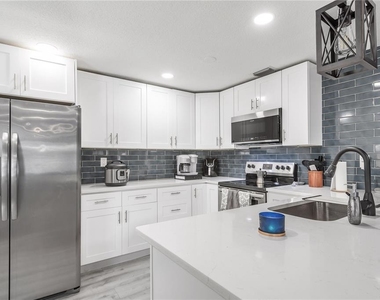806 E Hamilton Avenue - Photo Thumbnail 15