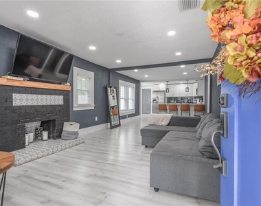 806 E Hamilton Avenue - Photo Thumbnail 3