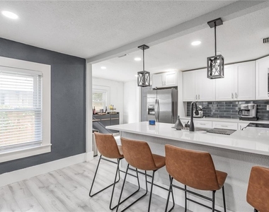 806 E Hamilton Avenue - Photo Thumbnail 13