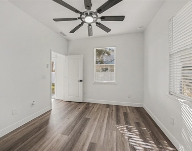 1905 E 23rd Avenue - Photo Thumbnail 10