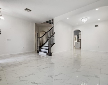 380 Rosalind Lane - Photo Thumbnail 4
