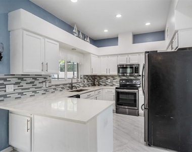 380 Rosalind Lane - Photo Thumbnail 7