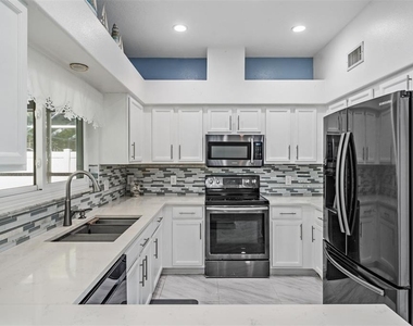 380 Rosalind Lane - Photo Thumbnail 9
