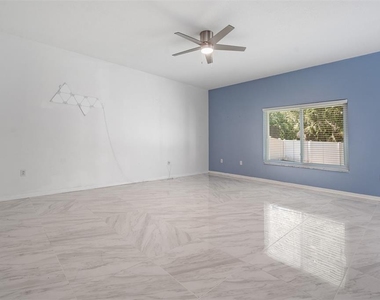 380 Rosalind Lane - Photo Thumbnail 16