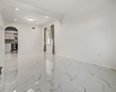 380 Rosalind Lane - Photo Thumbnail 3