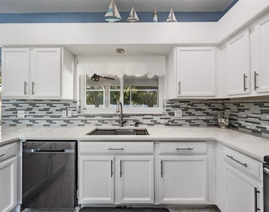 380 Rosalind Lane - Photo Thumbnail 10